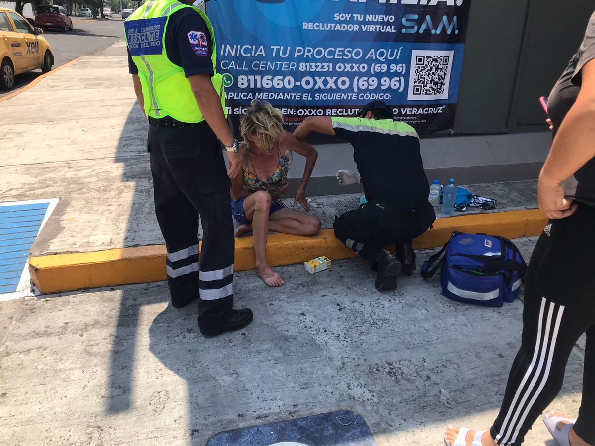 Hallan a mujer golpeada en vía pública en Boca del Río