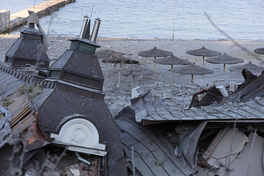 Un hotel de playa destruido en la ciudad ucraniana de Odessa, en medio de la invasión rusa de Ucrania. |AFP