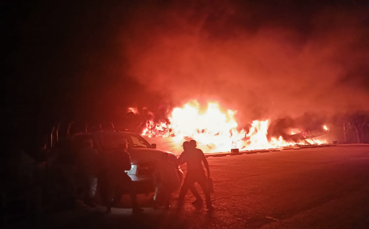 Incendio consume bodega de Guardia Nacional en base de Iztapalapa | Especial