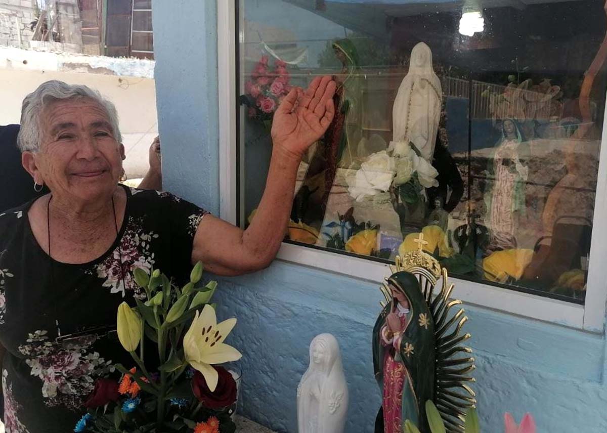 Durante el rosario, doña Virginia no aguantó y derramó las lágrimas por el sentimiento puro de haber recibido un milagro. (Jorge Maldonado)