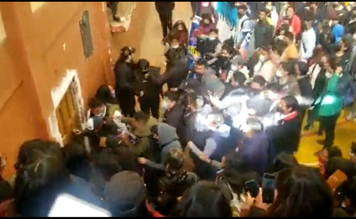 La situación ocurrió en una asamblea universitaria en Bolivia. | Captura video redes sociales