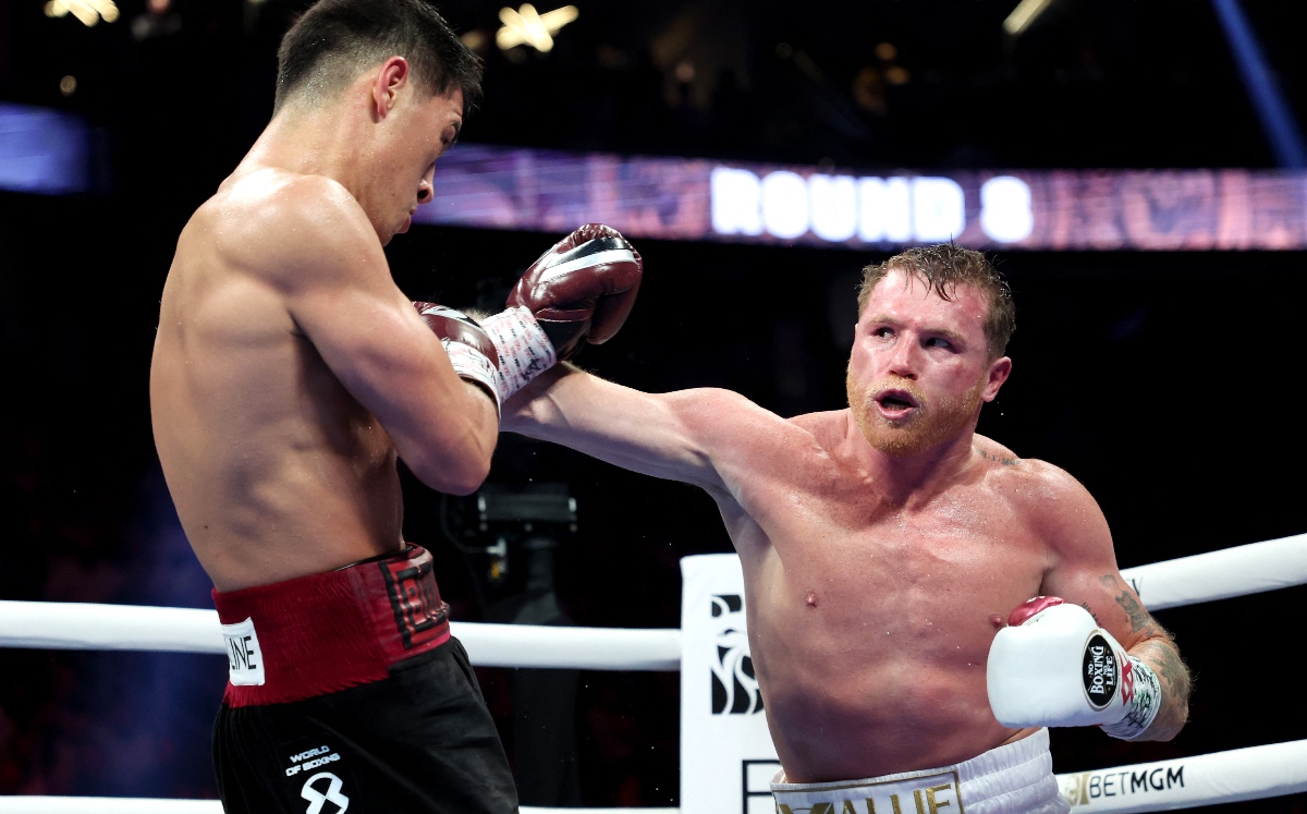 Así le dejó Canelo Álvarez el brazo a Dmitry Bivol (AFP)