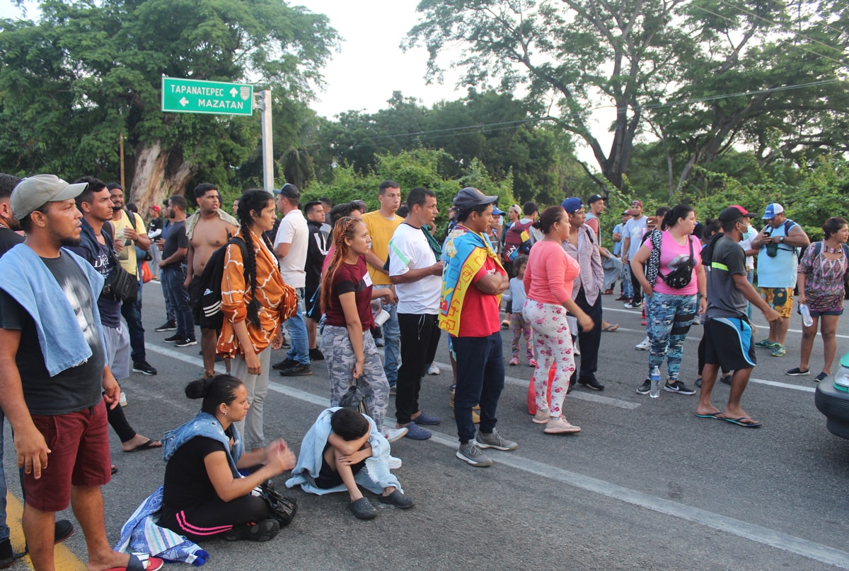 La caravana sostendrá el bloqueo hasta dialogar con las autoridades de migración. (EFE)