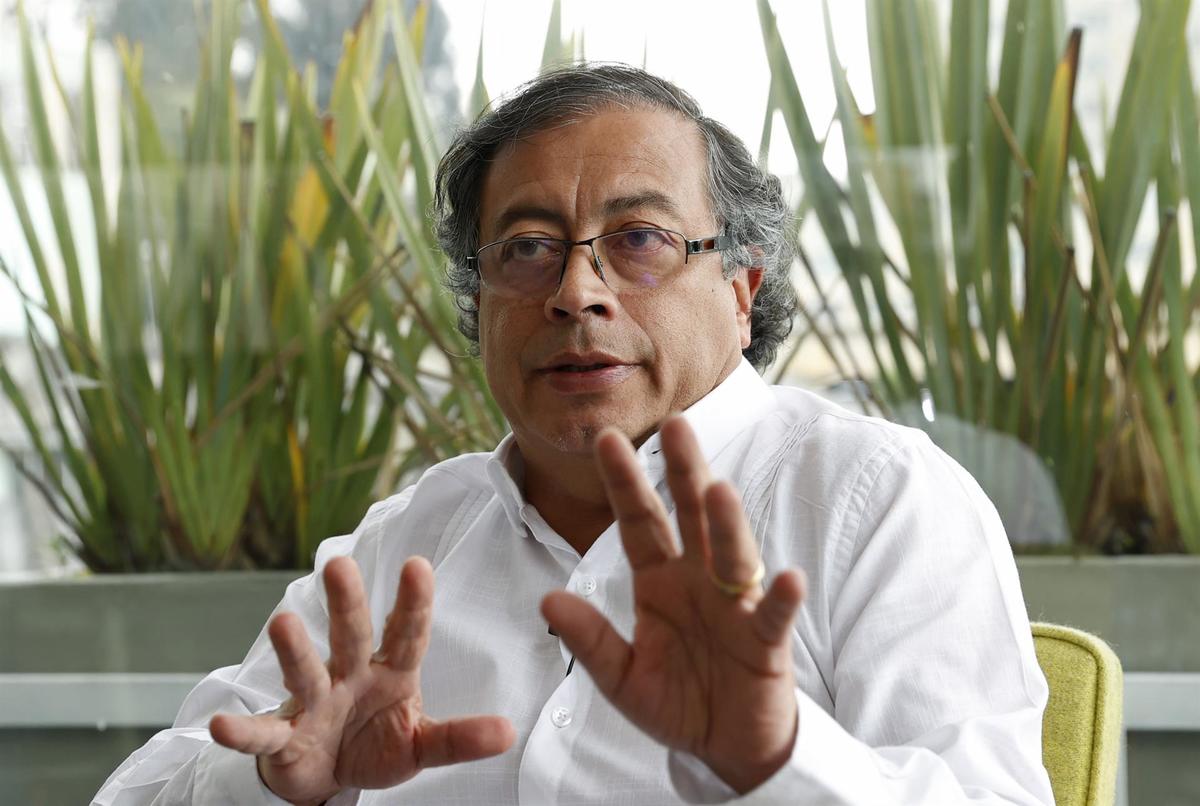 La Constitución de Colombia prohíbe a los funcionarios, incluidos militares, intervenir en actividades electorales (EFE)