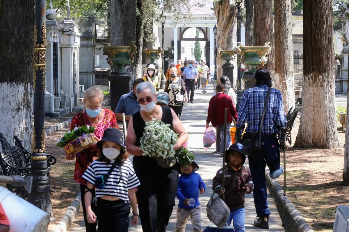 Desde tempranas horas se abrieron las puertas de los camposantos.