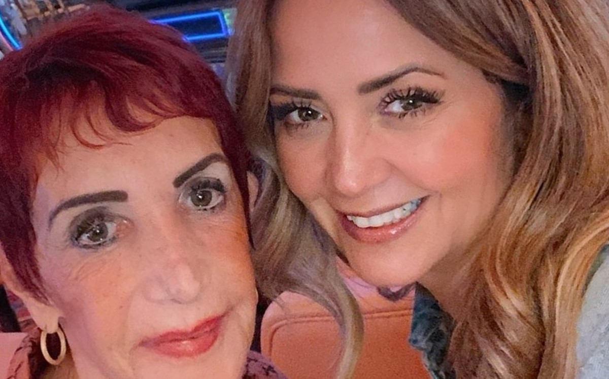 La conductora y su mamá. (Instagram)
