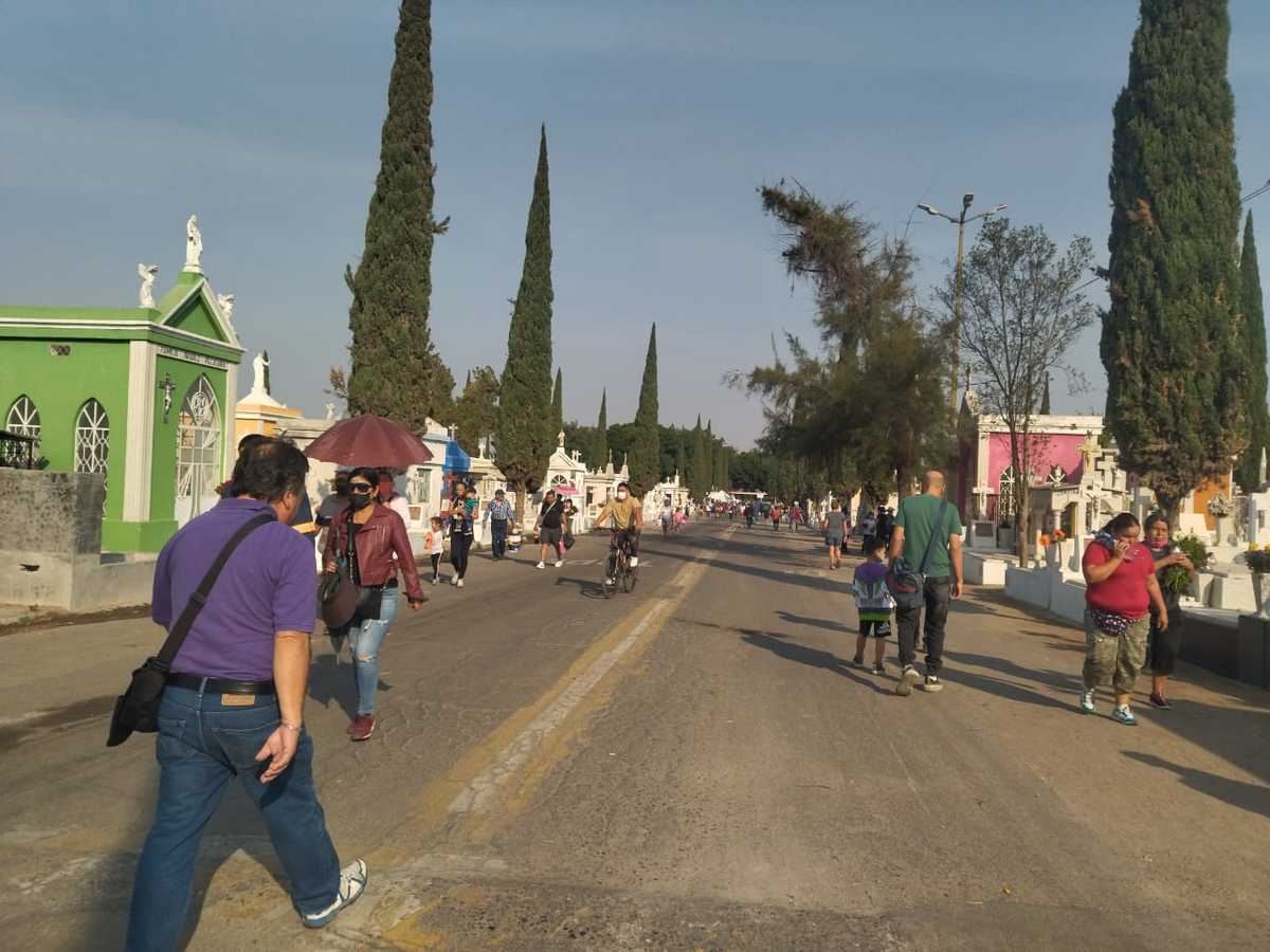 Este Día de las Madres los panteones de Guadalajara lucieron completamente llenos. (Rosario Álvarez)