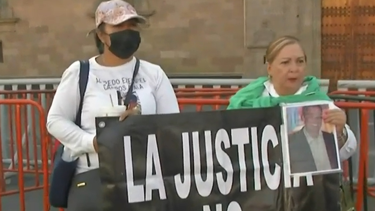 Madres de personas desaparecidas protestan frente a Palacio Nacional