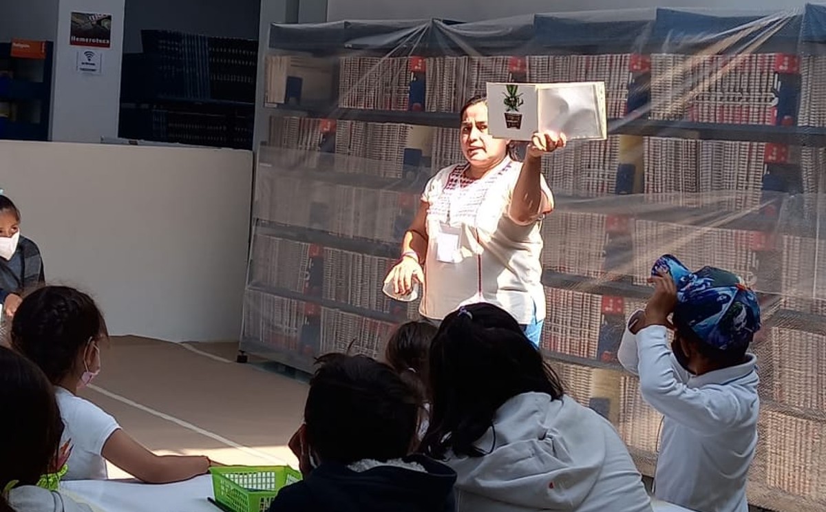 "La mayoría de los maestros que trabajan por horas clases no cuentan con un seguro social". (Aranxa Albarrán)