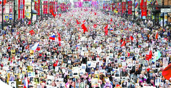 Miles de personas asisten a la marcha del Regimiento Inmortal hacia la Plaza Roja de Moscú, acto que marcó el 77 aniversario del fin de la Segunda Gue