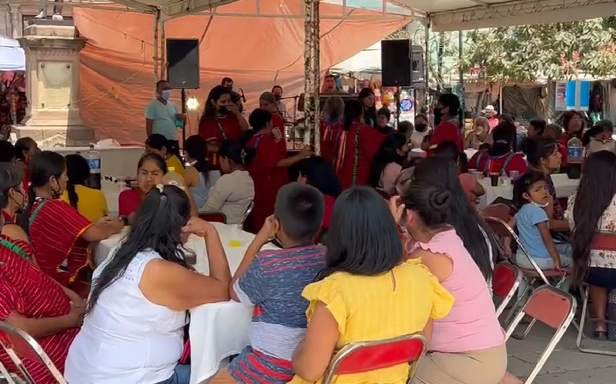 Las mujeres bailaron y disfrutaron del festejo que se realizó con motivo del 10 de mayo. | Óscar Rodríguez