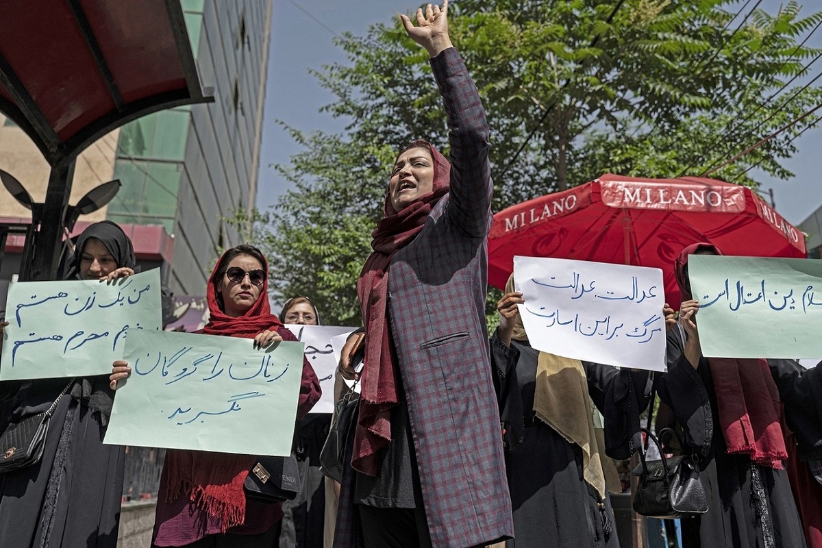 Mujeres Protestan contra imposición de velo integral (AFP)
