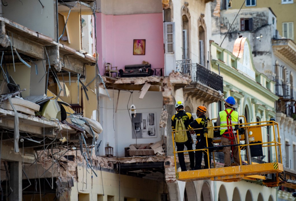 Personal sigue trabajando en las labores de remoción de escombros del Hotel Saratoga. (AFP)