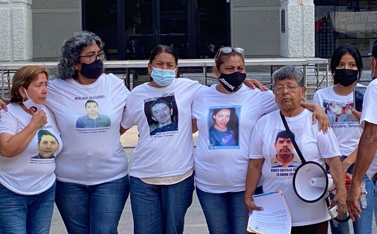 Realizan plantón frente a palacio de gobierno