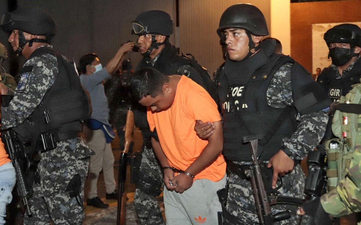 Recluso escoltado mientras es trasladado de la prisión de Bellavista a otro penal. | AFP