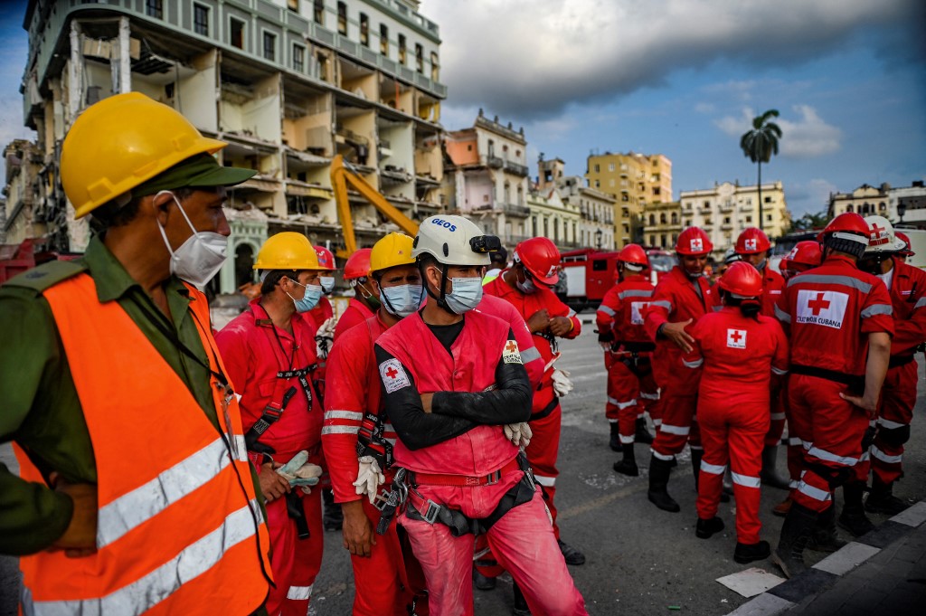 Los rescatistas continúan realizando las labores de rescate en La Habana. | AFP
