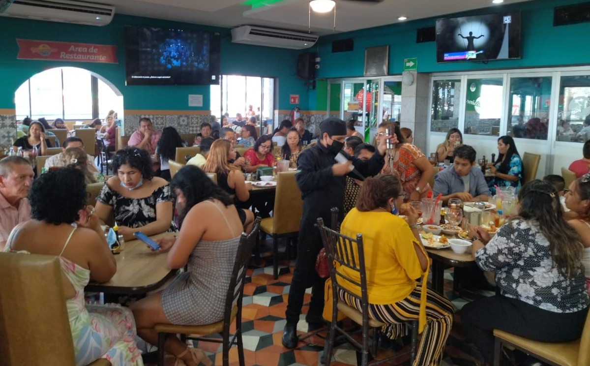 Restaurantes en Tamaulipas lucieron llenos por el Día de las Madres.