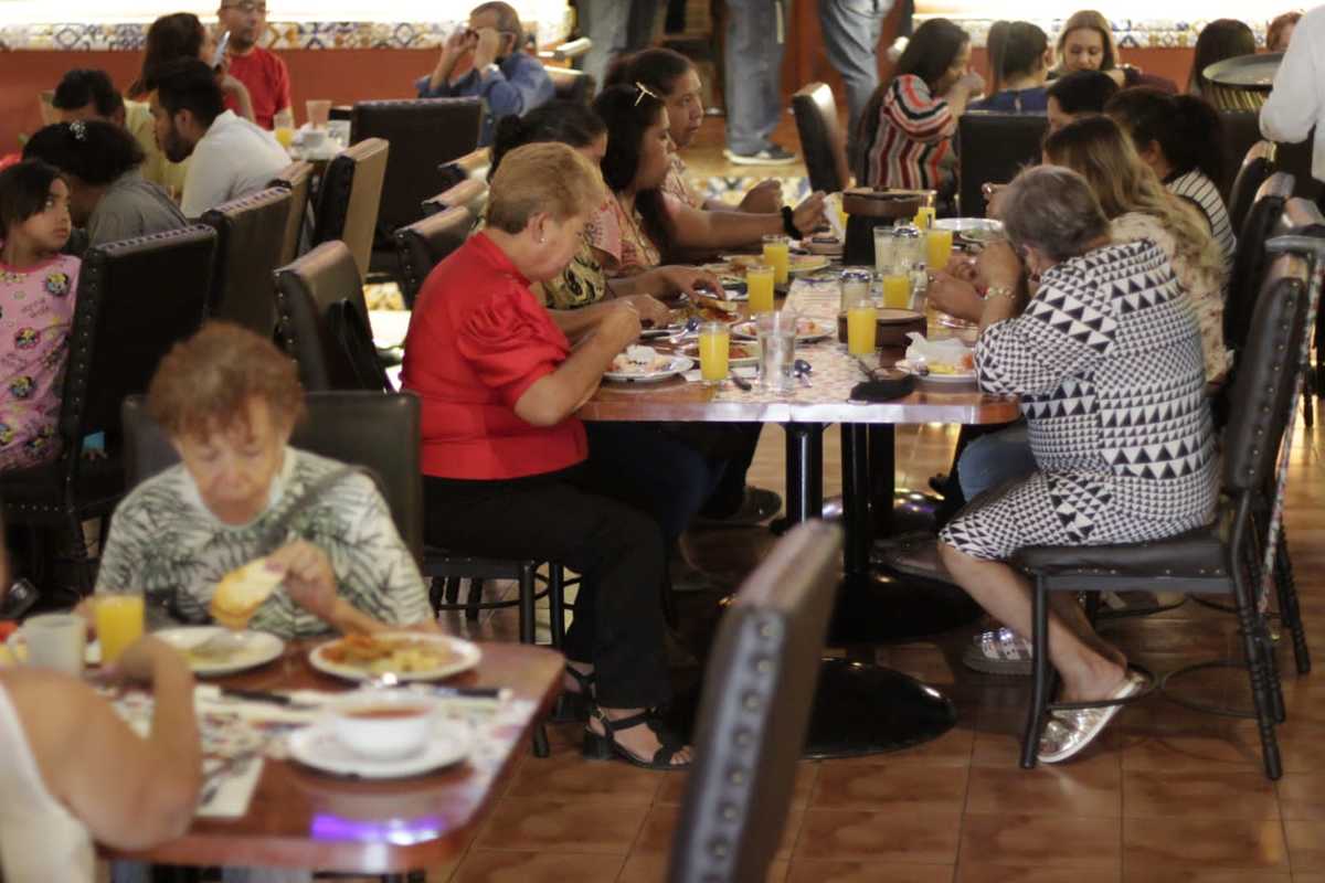 Restaurantes registran alta demanda este Día de las Madres | Mauricio Román
