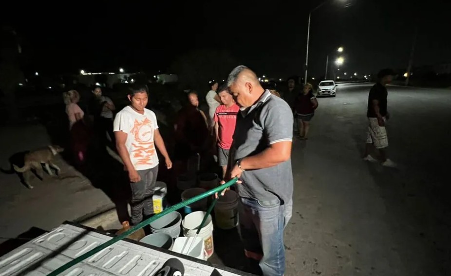 Vecinos de Escobedo pasan noche en vela esperando pipa de agua. Foto: Mayte Villasana.