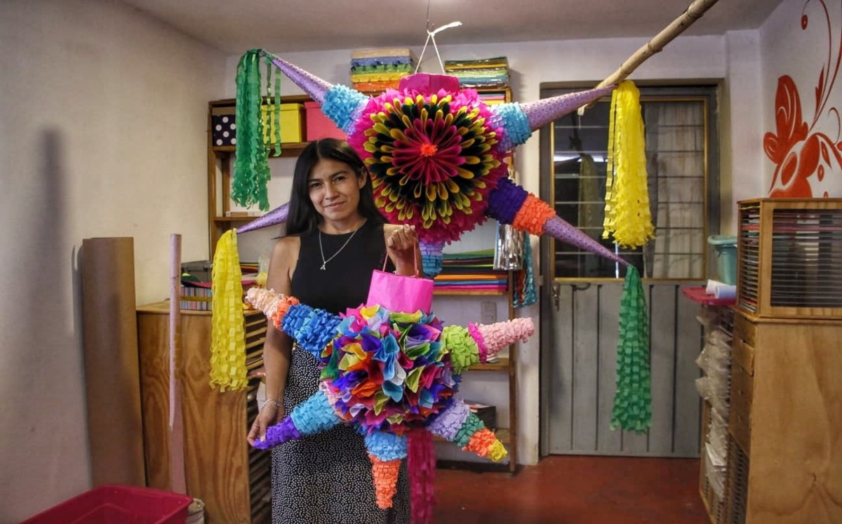 Adriana Ramos da vida con su colorido en las piñatas tradicionales que elabora | Melanie Torres