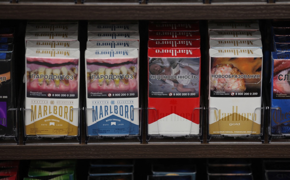 Varias cajetillas de la marca Marlboro en una tienda de San Petersburgo, Rusia. Abril de 2022. Foto: (Reuters)
