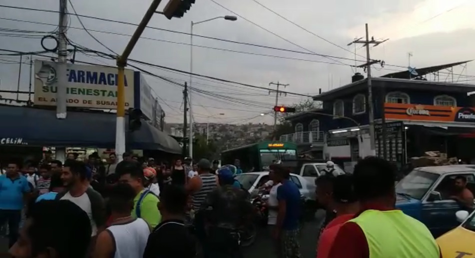 Poco más de 50 conductores de combis cerraron la vialidad en los cruces de Carretera Saltillo y Agua Fría en Zapopan. (Josefina Ruíz)
