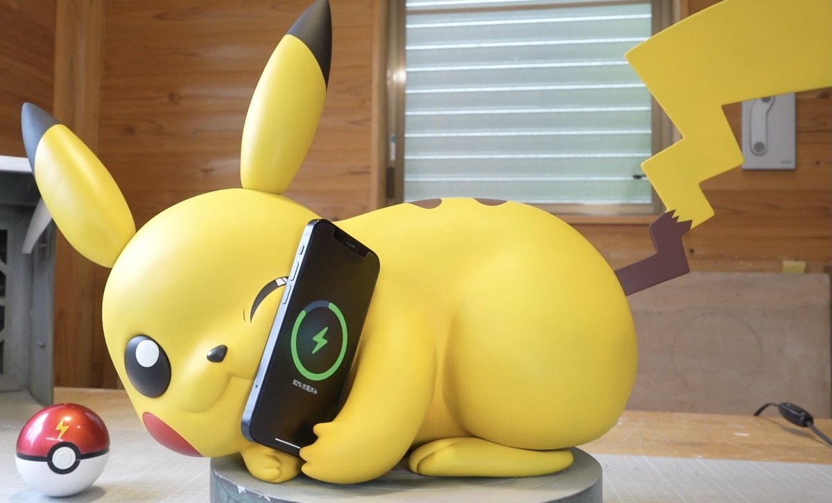 Crean Pikachu tamaño real con la capacidad de cargar celulares. / Especial.