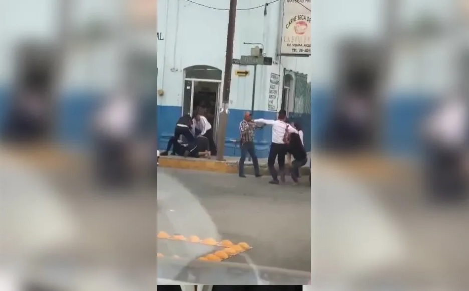 Familia golpea a oficiales de tránsito en Cadereyta, NL. Foto: Especial.