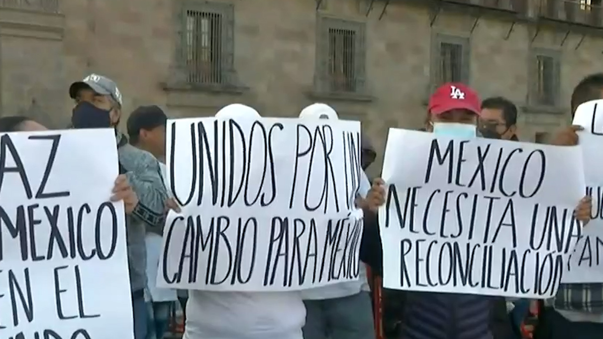 Grupos pacifistas se manifiestan frente al Palacio Nacional