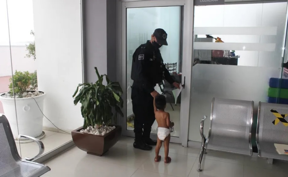 Hallan a niño de 2 años deambulando en calles de Escobedo, NL. Foto: Especial.
