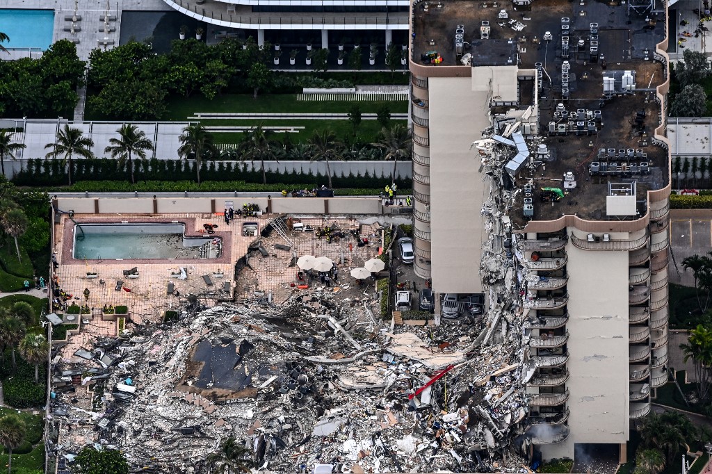 En junio se cumplirá un año de del desplome de los edificios residenciales en Surfside, Florida. (AFP / Archivo)