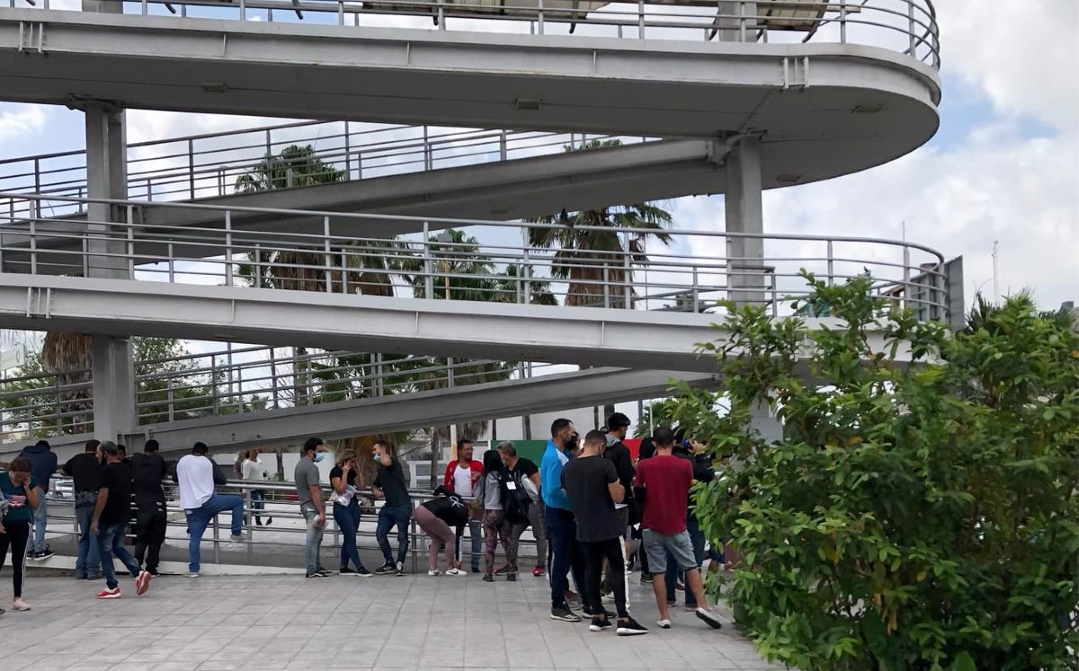Migrantes en la explanada del Instituto Nacional de Migración en Reynosa. (Carolina Garza)
