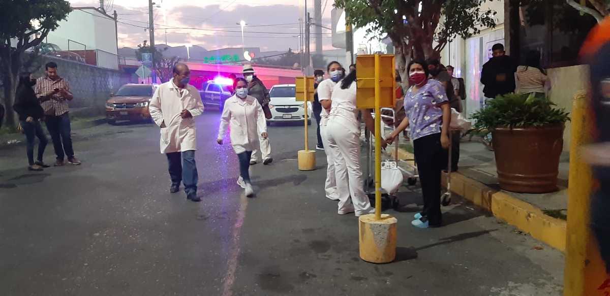 Personal médico acompañó a los pacientes que fueron evacuados. (Rogelio Agustín)