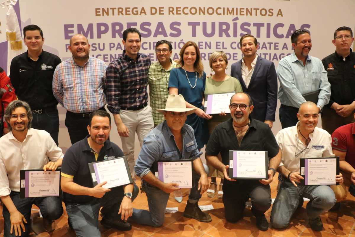 Reconocen a colaboradores y voluntarios del incendio en Santiago. NL. Foto: Leonel Rocha