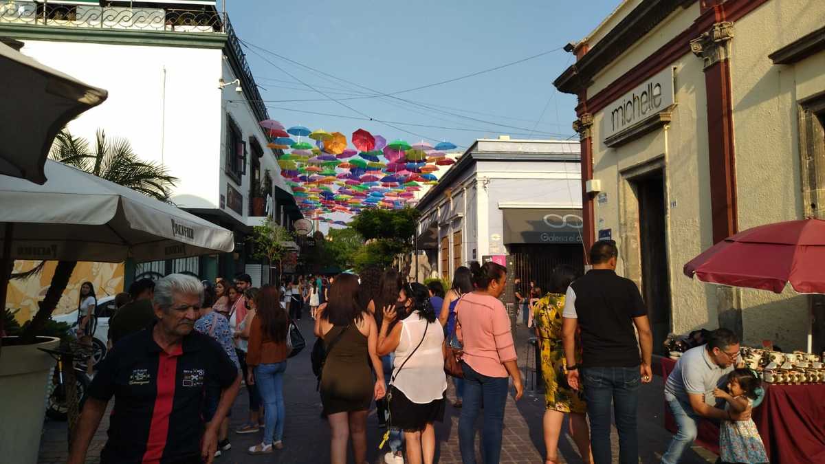 Tapatíos visitan Tlaquepaque en Día de las Madres (Usi Toledo)