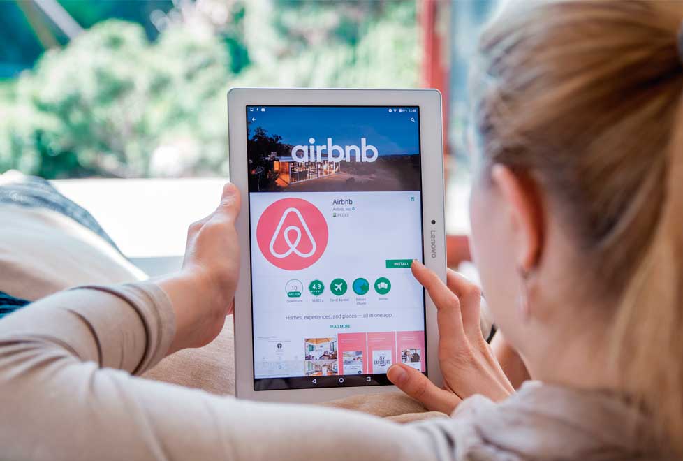 La actualización resalta su oferta en lugares inusuales como el Círculo Polar Ártico.