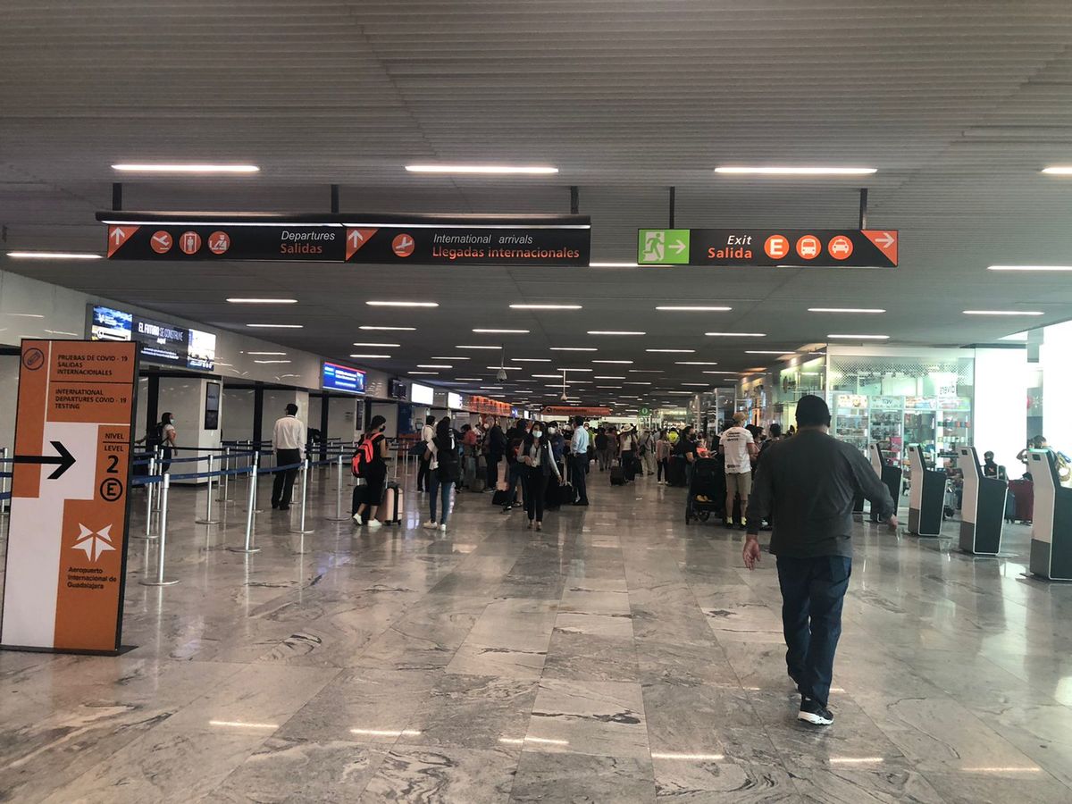 Aeropuerto de Guadalajara mantiene medidas contra covid-19 como el cubrebocas (Karla Victoria Rodríguez)