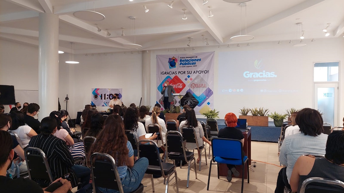 Los alumnos de la carrera de Idiomas y Relaciones Públicas en conferencia. (Karla Rodríguez)