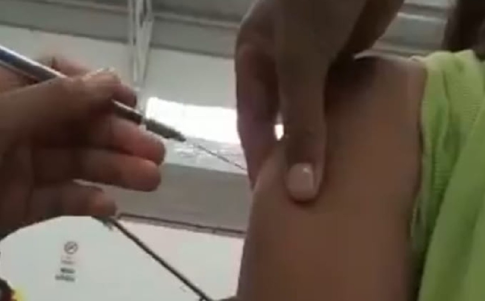 Aplican vacuna anticovid vacía en Ecatepec