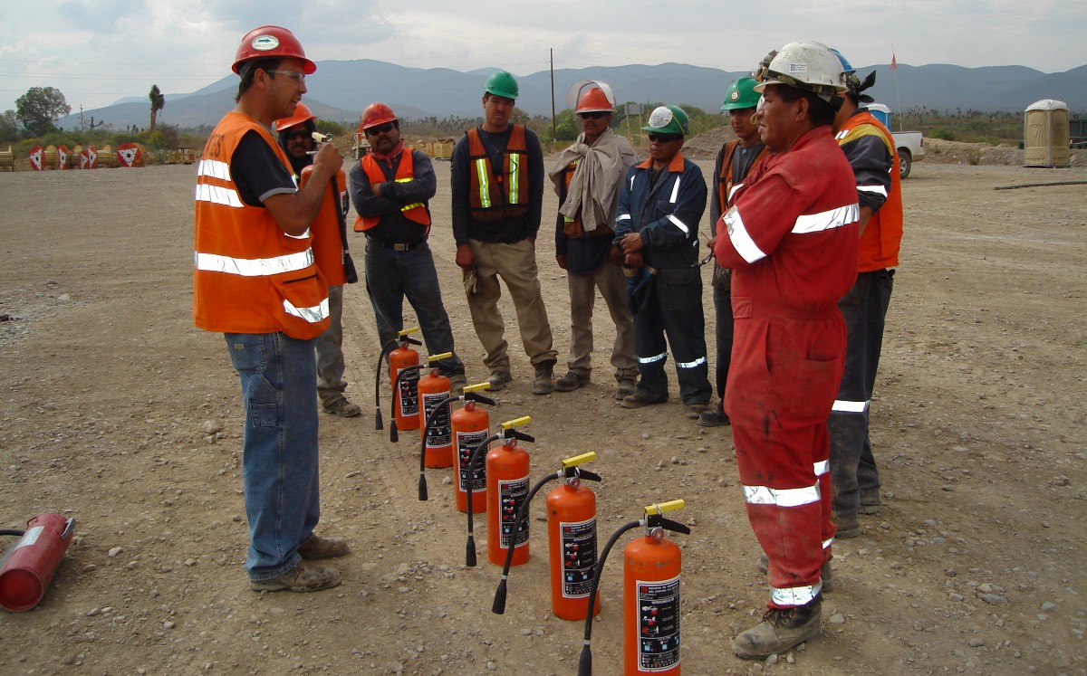 Capacitación de extintores y primeros auxilios a veladores de Tampico