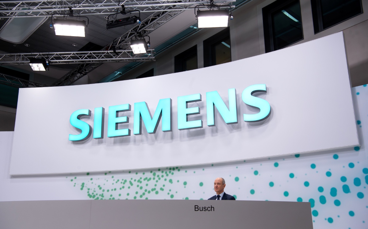 CEO de Siemens, Roland Busch, bajo el logotipo de la empresa alemana en Múnich. Febrero de 2022. Foto: (Reuters)