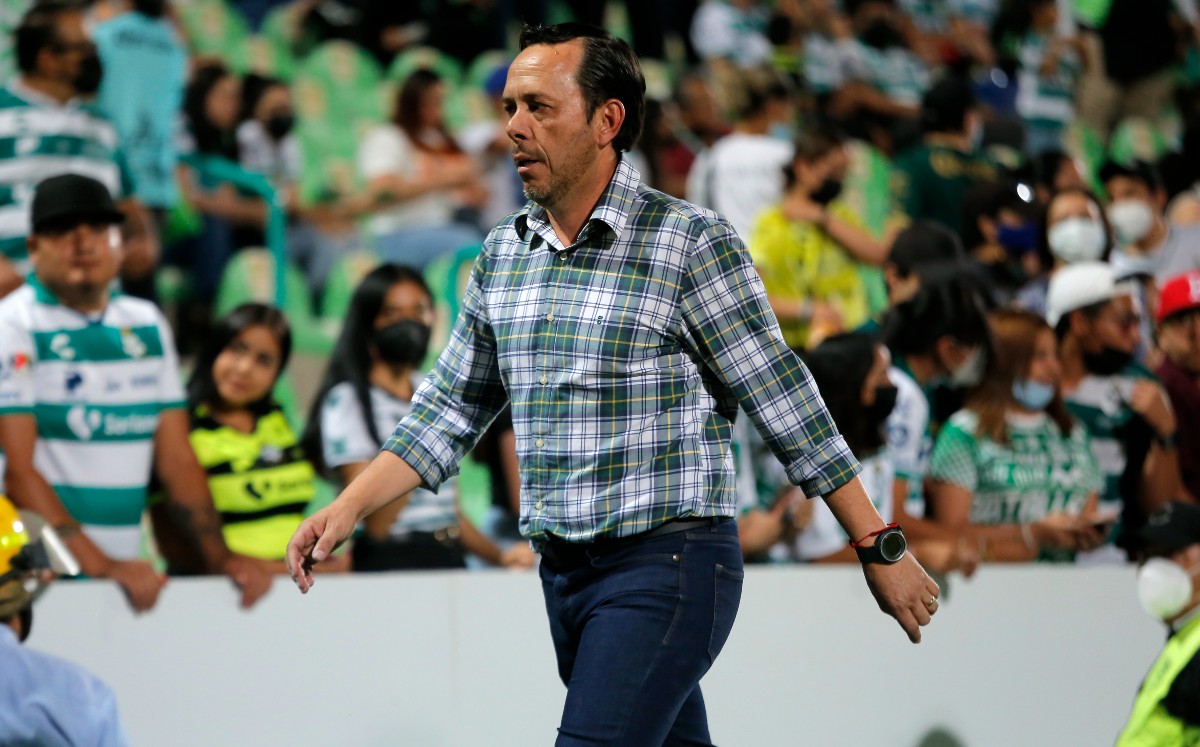 Eduardo Fentanes trabaja de lleno en el proyecto. (Mauricio Román)