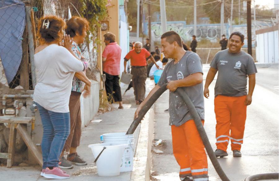 La falta de agua provocó que vecinos de la colonia Pío X bloquearan el túnel de la Loma  Larga; ante el arreglo parcial, el estado envió pipas. FOTO:L