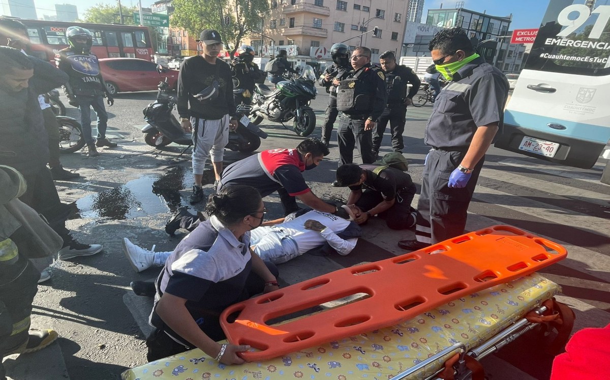 Motociclista atendido por Paramédicos del Escuadrón de Rescate y Urgencias Médicas. | Ramón Ramírez