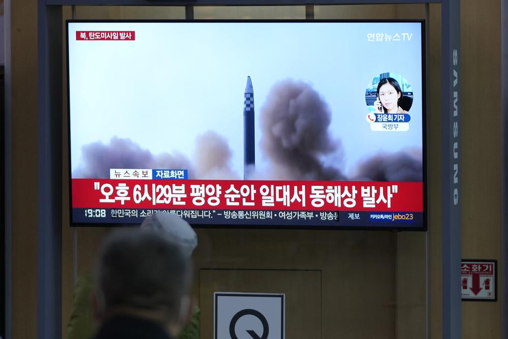 Una pantalla de televisión muestra la noticia de un lanzamiento de misil por parte de Corea del Norte, en Seúl, Corea del Sur, el jueves 12 de mayo de