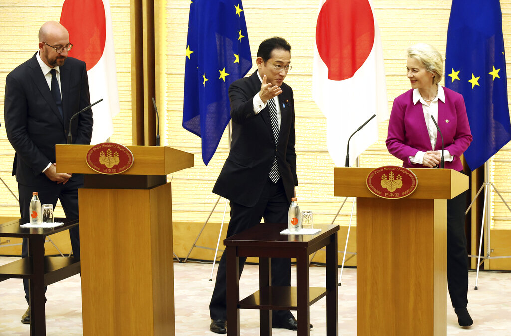 La presidenta de la Comisión Europea, Ursula von der Leyen, en reunión con el primer ministro Fumio Kishida. (AP)