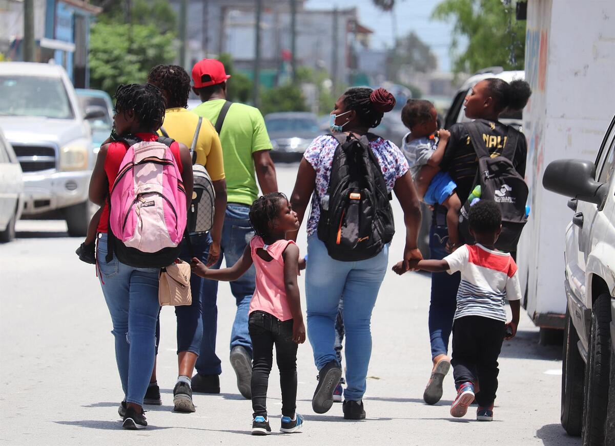 Al menos 150 migrantes llegaron al albergue. (EFE)