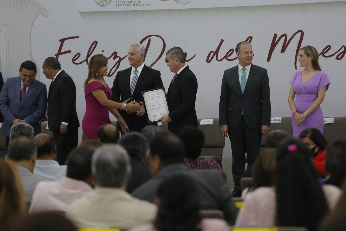 El gobernador de Coahuila felicitó a los profesores en el marco de su día | Mauricio Román