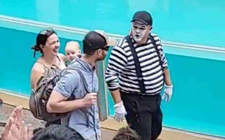 Mimo da lección a hombre que pasaba por su show