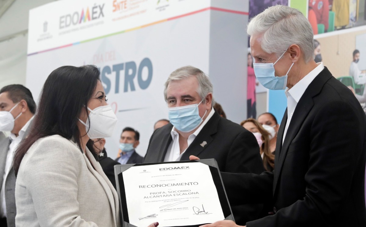 "Premiaron a maestros que cuentan con más de 25 y 40 años de servicio"